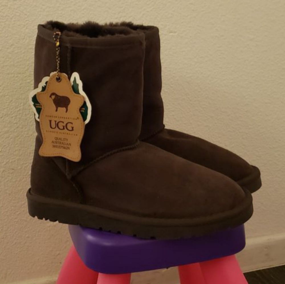 UGG 8" CLASSIC BOOTS